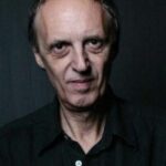 Gocce di sangue sul velluto grigio